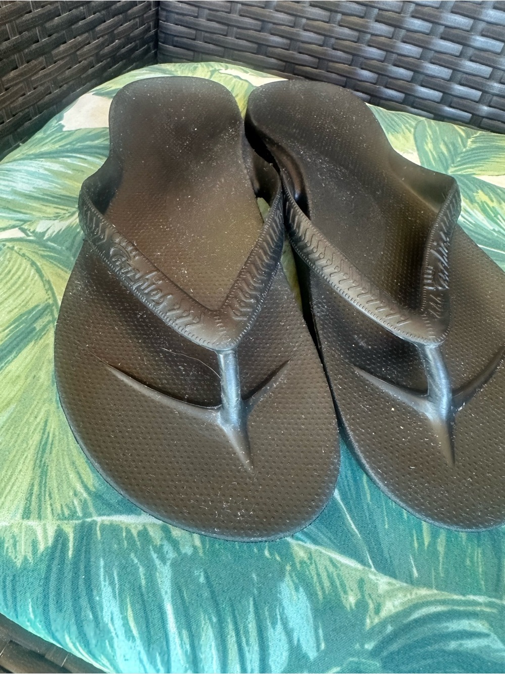 Women's Black Flip Flop Sandals - Classic Everyday Comfort - Picture 3 of 5